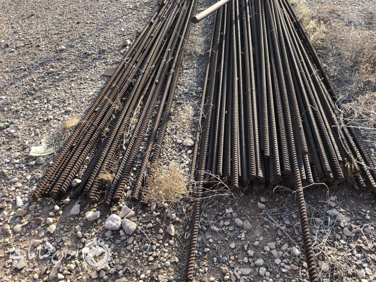 میلگرد آجدار شاخه ای کمی زنگ زده