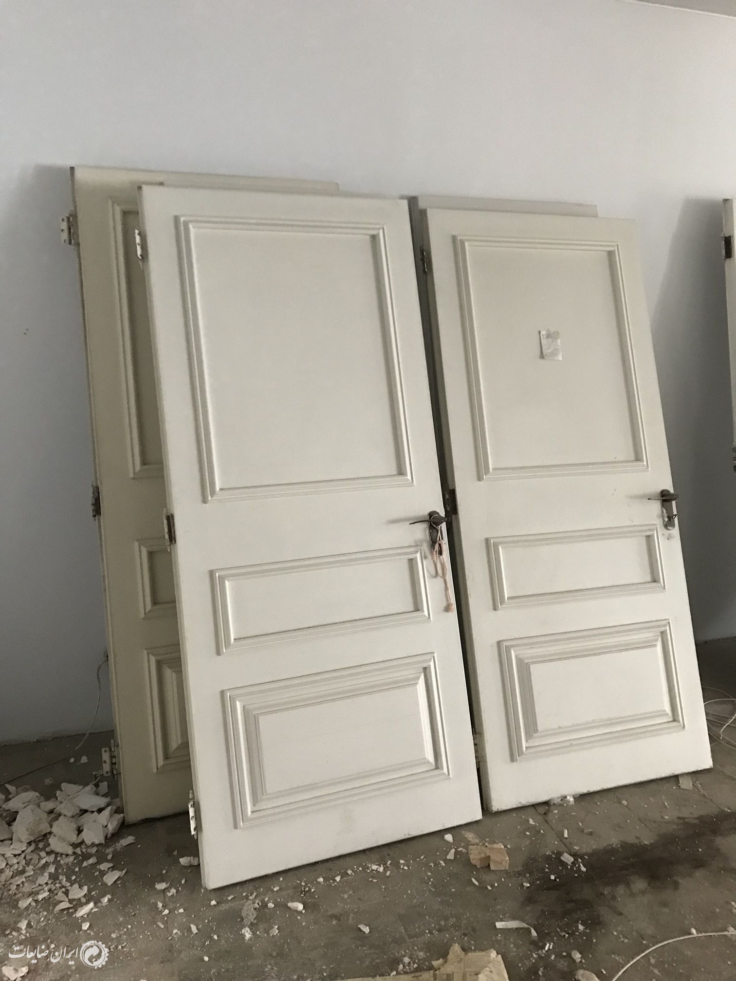 درب و قاب ساختمانی با دستگیره، سفید رنگ