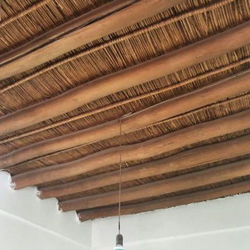 چوب سقف خانه روستایی