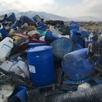 بشکه پلاستیک آبی و پالت مشکی