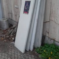 ضایعات چوبی و درب چوبی کهنه باران خورده