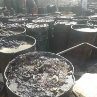 60 تن گریس کارکرده داخله بشکه